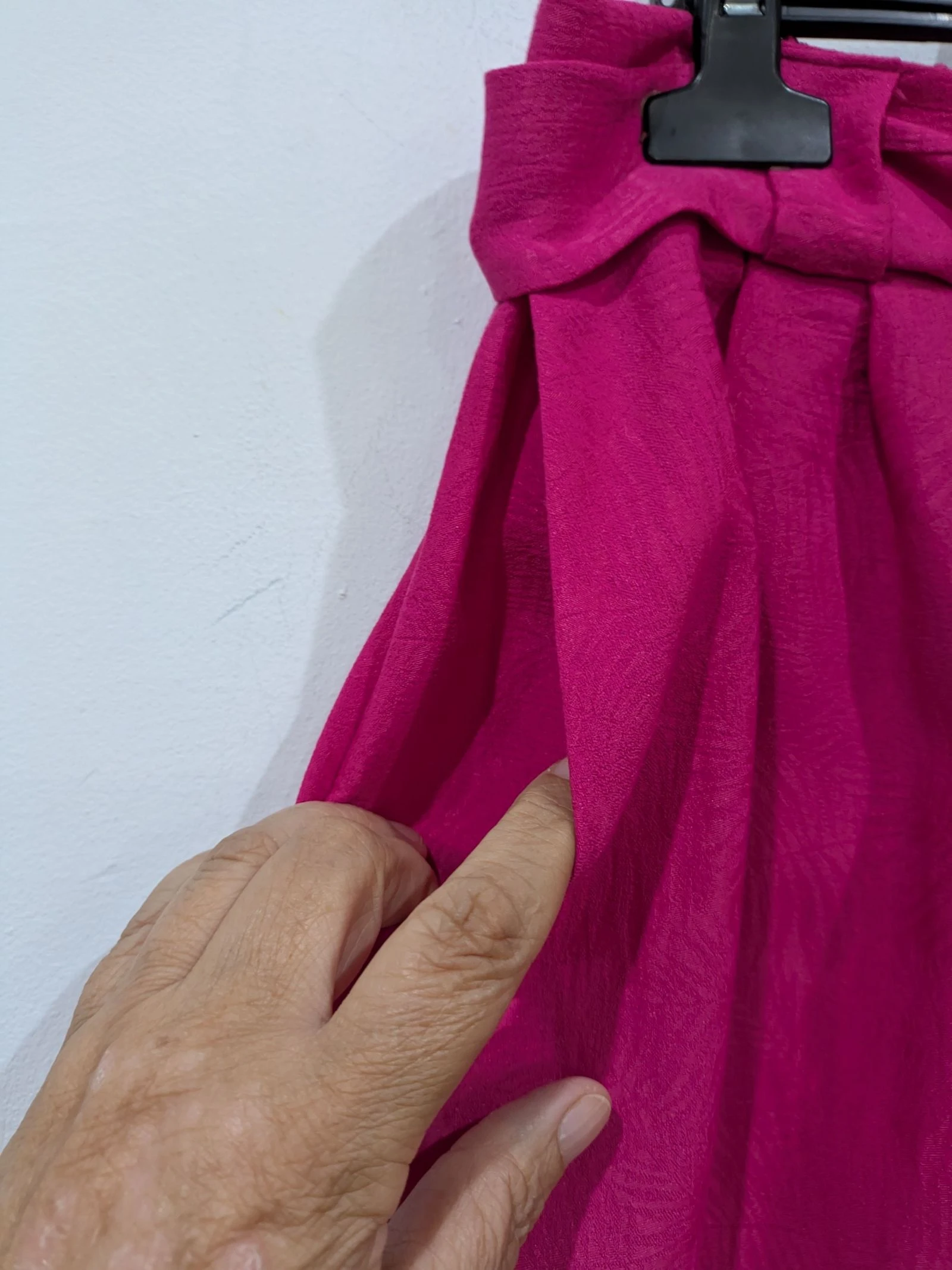 Calça palazzo fúcsia acetinada com cinto de laço. Tamanho 34 – photo 13